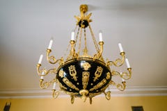 Candelabro antigo chique preto e do ouro no teto imagens de stock royalty free Candelabro antigo chique preto e do ouro no teto imagens de stock royalty free