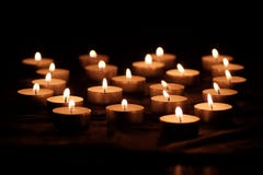 Candele brucianti con le fiamme luminose fotografia stock Candele brucianti con le fiamme luminose fotografia stock