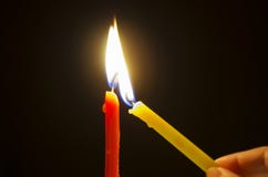 Candele di illuminazione fotografia stock libera da diritti Candele di illuminazione fotografia stock libera da diritti