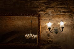Candeliere d'annata antico classico Interno di una stanza con un candeliere nello stile fotografia stock Candeliere d'annata antico classico Interno di una stanza con un candeliere nello stile fotografia stock