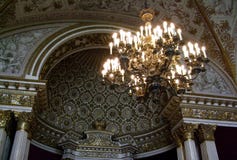 Candeliere dell'oro sotto la cupola del san Peterburg del palazzo Immagini Stock Libere da Diritti Candeliere dell'oro sotto la cupola del san Peterburg del palazzo Immagini Stock Libere da Diritti