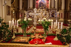 Candels sur la table dans la cérémonie de mariage d'église 2 image libre de droits Candels sur la table dans la cérémonie de mariage d'église 2 image libre de droits