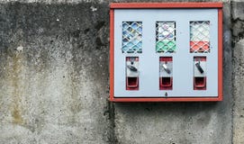 Candy e macchina della gomma sulla parete di lerciume immagine stock libera da diritti Candy e macchina della gomma sulla parete di lerciume immagine stock libera da diritti