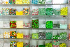 Candys en snoepjes verschillende kleuren in supermarkt stock foto Candys en snoepjes verschillende kleuren in supermarkt stock foto