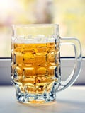 Caneca com cerveja na janela branca Vista vertical fotos de stock royalty free Caneca com cerveja na janela branca Vista vertical fotos de stock royalty free