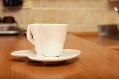 Caneca vazia do copo de café do chá em pires Forma do coração foto de stock royalty free Caneca vazia do copo de café do chá em pires Forma do coração foto de stock royalty free