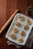 Canela Rolls Bolos de canela recentemente cozidos com as especiarias e o cacau que enchem-se no papel de pergaminho Vista superio imagens de stock Canela Rolls Bolos de canela recentemente cozidos com as especiarias e o cacau que enchem-se no papel de pergaminho Vista superio imagens de stock