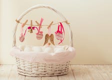 Canestro di Pasqua con le uova e la decorazione di Pasqua immagini stock Canestro di Pasqua con le uova e la decorazione di Pasqua immagini stock