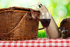 Canestro di picnic sulla tavola con bicchiere di vino immagini stock libere da diritti Canestro di picnic sulla tavola con bicchiere di vino immagini stock libere da diritti