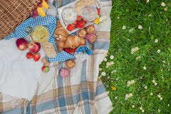 Canestro ed alimento di picnic Prato verde con i fiori Primavera nei Paesi Bassi feste Vista da sopra fotografie stock libere da diritti Canestro ed alimento di picnic Prato verde con i fiori Primavera nei Paesi Bassi feste Vista da sopra fotografie stock libere da diritti