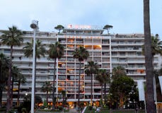 Cannes - Nachtmening van Groot Hotel stock afbeelding Cannes - Nachtmening van Groot Hotel stock afbeelding
