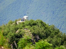 cannone della Anti-valanga e stazione meteorologica alla cima di una catena montuosa fotografie stock libere da diritti cannone della Anti-valanga e stazione meteorologica alla cima di una catena montuosa fotografie stock libere da diritti