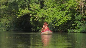 Canoeing auf einem Fluss stock footage Canoeing auf einem Fluss stock footage