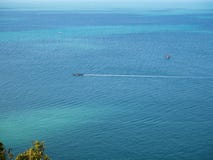 Canot automobile sur la surface de la mer pr?s de l'?le images stock Canot automobile sur la surface de la mer pr?s de l'?le images stock