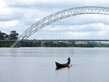 Canoë local sur le fleuve de la Volte du Ghana image stock Canoë local sur le fleuve de la Volte du Ghana image stock