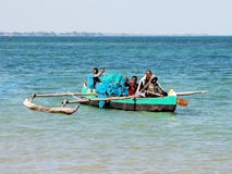 Canoë malgache de pêche sur le voir avec des pêcheurs photographie stock Canoë malgache de pêche sur le voir avec des pêcheurs photographie stock