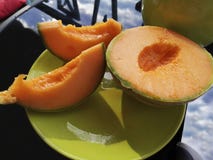 Cantalupo affettato maturo con carne arancio luminosa fotografie stock libere da diritti Cantalupo affettato maturo con carne arancio luminosa fotografie stock libere da diritti