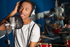 Cantante che registra una pista in studio fotografie stock libere da diritti Cantante che registra una pista in studio fotografie stock libere da diritti
