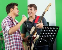 Cantante Performing While Looking en el guitarrista In foto de archivo libre de regalías Cantante Performing While Looking en el guitarrista In foto de archivo libre de regalías