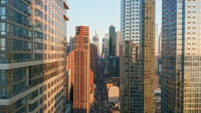 Cantidad aérea del abejón del horizonte de Nueva York almacen de metraje de vídeo Cantidad aérea del abejón del horizonte de Nueva York almacen de metraje de vídeo