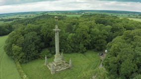 cantidad aérea 4K del monumento alto al 7mo conde del exterior York de Carlisle apenas en North Yorkshire de Inglaterra almacen de video cantidad aérea 4K del monumento alto al 7mo conde del exterior York de Carlisle apenas en North Yorkshire de Inglaterra almacen de video