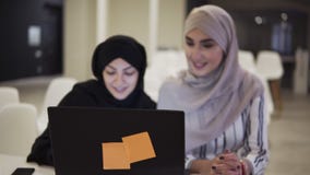 Cantidad de aceleración de empresarias musulmanes felices en hijab en el lugar de trabajo o la sala de conferencias de la oficina almacen de metraje de vídeo Cantidad de aceleración de empresarias musulmanes felices en hijab en el lugar de trabajo o la sala de conferencias de la oficina almacen de metraje de vídeo