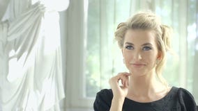 Cantidad de la mujer rubia atractiva que espera en la tabla del restaurante su fecha Cantidad de la mujer rubia atractiva que espera en la tabla del restaurante su fecha