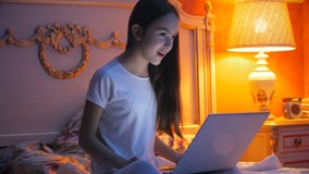 cantidad 4k de la chica joven que tiene charla video sobre el ordenador portátil y que agita la mano a sus amigos metrajes cantidad 4k de la chica joven que tiene charla video sobre el ordenador portátil y que agita la mano a sus amigos metrajes