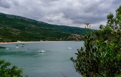 Canto com diversos barcos no mar, vista ao Praia para fazer Creiro, com a montanha verde no fundo do parque natural de Serra imagens de stock Canto com diversos barcos no mar, vista ao Praia para fazer Creiro, com a montanha verde no fundo do parque natural de Serra imagens de stock