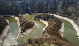 Canyon del fiume di Uvac con i meandri alla riserva naturale Uvac, Serbia fotografia stock libera da diritti Canyon del fiume di Uvac con i meandri alla riserva naturale Uvac, Serbia fotografia stock libera da diritti
