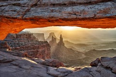 Восход солнца за сводом мезы в национальном парке Canyonlands стоковая фотография rf Восход солнца за сводом мезы в национальном парке Canyonlands стоковая фотография rf