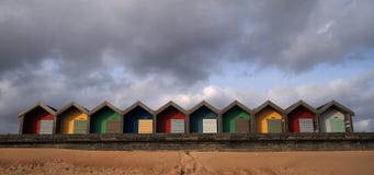 Capanne variopinte della spiaggia in Blyth, Inghilterra immagini stock libere da diritti Capanne variopinte della spiaggia in Blyth, Inghilterra immagini stock libere da diritti