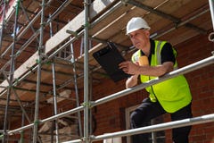 Capataz Builder de la construcción en solar con el tablero fotos de archivo libres de regalías Capataz Builder de la construcción en solar con el tablero fotos de archivo libres de regalías