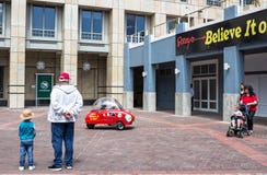 CAPE TOWN, SURÁFRICA - 19 DE DICIEMBRE DE 2016: Niño pequeño y su g foto de archivo libre de regalías CAPE TOWN, SURÁFRICA - 19 DE DICIEMBRE DE 2016: Niño pequeño y su g foto de archivo libre de regalías