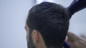 Capelli di secchezza del parrucchiere professionista nel salone di bellezza Giovane cliente maschio e barbiere femminile archivi video Capelli di secchezza del parrucchiere professionista nel salone di bellezza Giovane cliente maschio e barbiere femminile archivi video