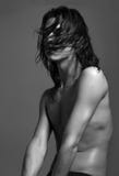 Capelli lunghi bagnati del modello del giovane dell'ente nudo di fotografia di moda fotografia stock libera da diritti Capelli lunghi bagnati del modello del giovane dell'ente nudo di fotografia di moda fotografia stock libera da diritti