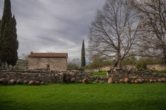 Capilla en telavi con el árbol y el ciprés foto de archivo Capilla en telavi con el árbol y el ciprés foto de archivo