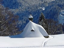 Capilla sitiada por la nieve en las montañas austríacas Imagenes de archivo Capilla sitiada por la nieve en las montañas austríacas Imagenes de archivo