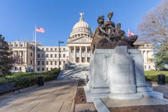 Capitol d'état du Mississippi et notre monument de mères à Jackson, Mississippi photographie stock Capitol d'état du Mississippi et notre monument de mères à Jackson, Mississippi photographie stock
