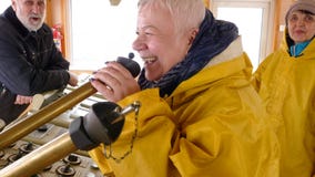 Capitão assistente fêmea que fala ao altifalante na navegação no painel no navio moderno Boatswain que fala ao hailer alto vídeos de arquivo Capitão assistente fêmea que fala ao altifalante na navegação no painel no navio moderno Boatswain que fala ao hailer alto vídeos de arquivo