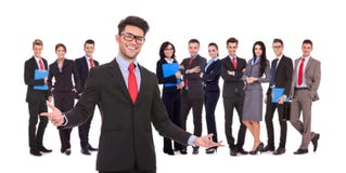 Capo che dà il benvenuto al suo riuscito gruppo di affari immagine stock Capo che dà il benvenuto al suo riuscito gruppo di affari immagine stock