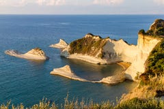 Capo Drastis a Corfù, Grecia, bagnata nella luce di pomeriggio fotografia stock Capo Drastis a Corfù, Grecia, bagnata nella luce di pomeriggio fotografia stock