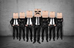 Capo ed il suo personale che restano insieme alle scatole sulle loro teste fotografia stock libera da diritti Capo ed il suo personale che restano insieme alle scatole sulle loro teste fotografia stock libera da diritti