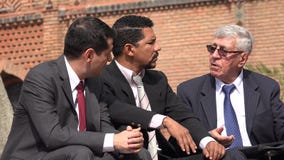 Capo Or Manager Talking agli impiegati o ai colleghe Capo Or Manager Talking agli impiegati o ai colleghe