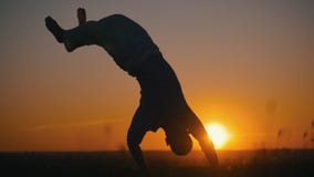 Capoeira das artes marciais, salto acrobático de mão-à-pé, setsun, lento-movimento video estoque Capoeira das artes marciais, salto acrobático de mão-à-pé, setsun, lento-movimento video estoque