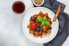 Caponata is een traditionele Siciliaanse schotel Stock Foto's Caponata is een traditionele Siciliaanse schotel Stock Foto's