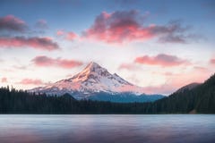 Capot de bâti se reflétant dans le lac perdu au lever de soleil, dans le bâti Hood National Forest, l'Orégon image libre de droits Capot de bâti se reflétant dans le lac perdu au lever de soleil, dans le bâti Hood National Forest, l'Orégon image libre de droits