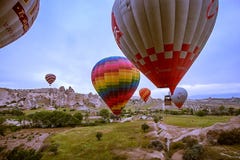 Cappadocia, Turquía - JUNIO 01,2018: Festival de globos Vuelo en un globo colorido entre Europa y Asia Cumplimiento del desi fotos de archivo Cappadocia, Turquía - JUNIO 01,2018: Festival de globos Vuelo en un globo colorido entre Europa y Asia Cumplimiento del desi fotos de archivo