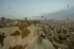 Cappadocia, Τουρκία: Τα μπαλόνια ζεστού αέρα πετούν κατά τη διάρκεια της ανατολής στην περιοχή Cappadocia της Τουρκίας στοκ φωτογραφία με δικαίωμα ελεύθερης χρήσης Cappadocia, Τουρκία: Τα μπαλόνια ζεστού αέρα πετούν κατά τη διάρκεια της ανατολής στην περιοχή Cappadocia της Τουρκίας στοκ φωτογραφία με δικαίωμα ελεύθερης χρήσης