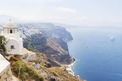 Cappella bianca alla cima delle rocce a Fira, Santorini, Grecia fotografia stock libera da diritti Cappella bianca alla cima delle rocce a Fira, Santorini, Grecia fotografia stock libera da diritti